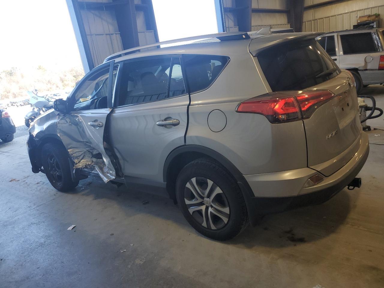 2018 TOYOTA RAV4 LE - Фото 2