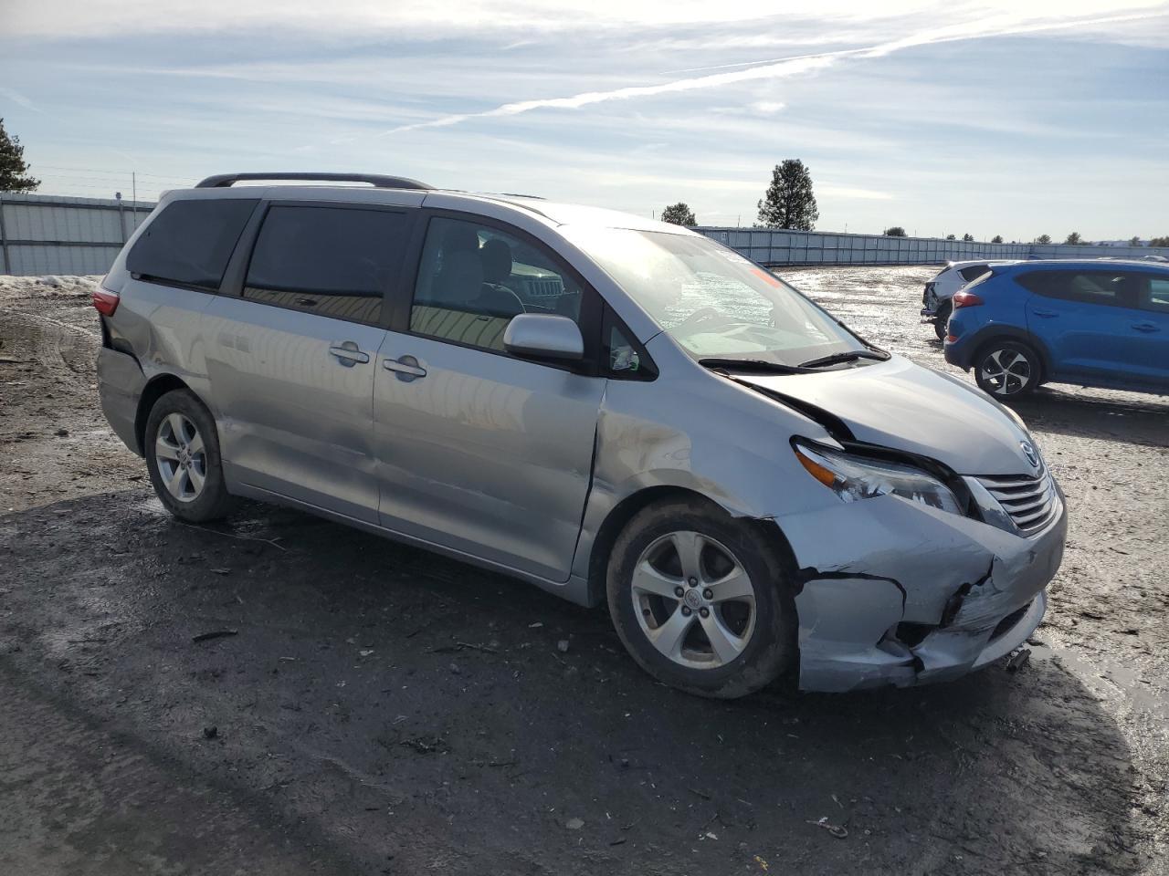 2015 TOYOTA SIENNA LE - Фото 4