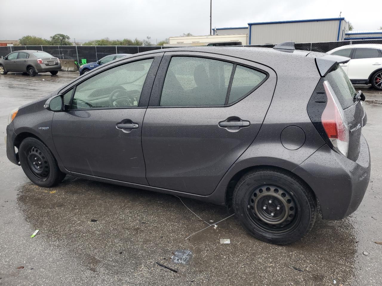 2015 TOYOTA PRIUS C - Image 2