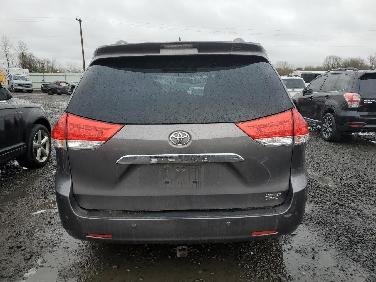 2011 TOYOTA SIENNA XLE - Image 6