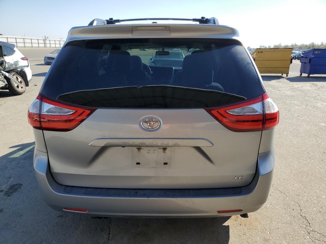 2015 TOYOTA SIENNA LE - Image 6