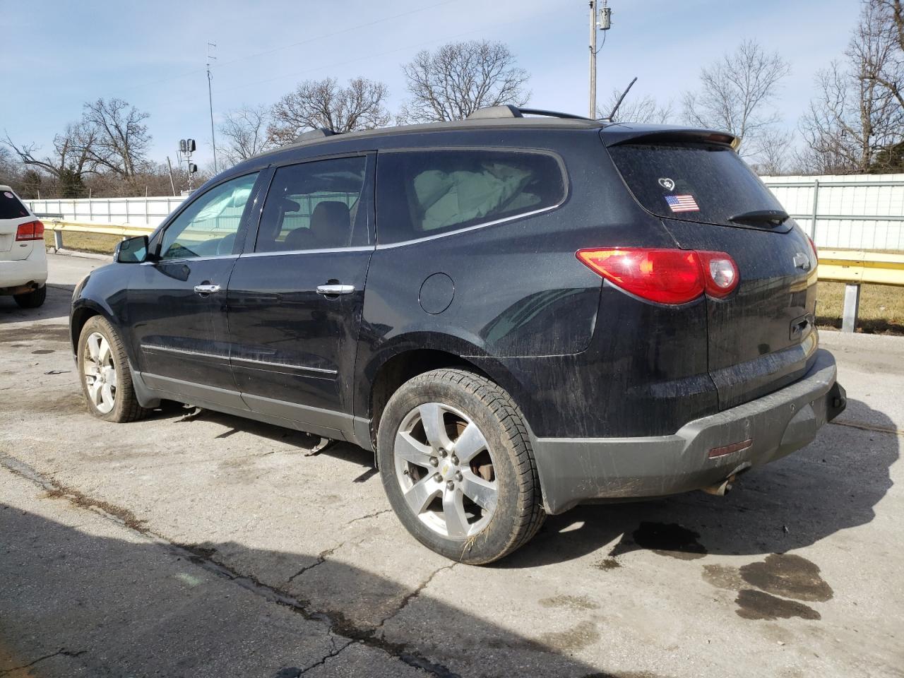 2011 CHEVROLET TRAVERSE L - Image 2