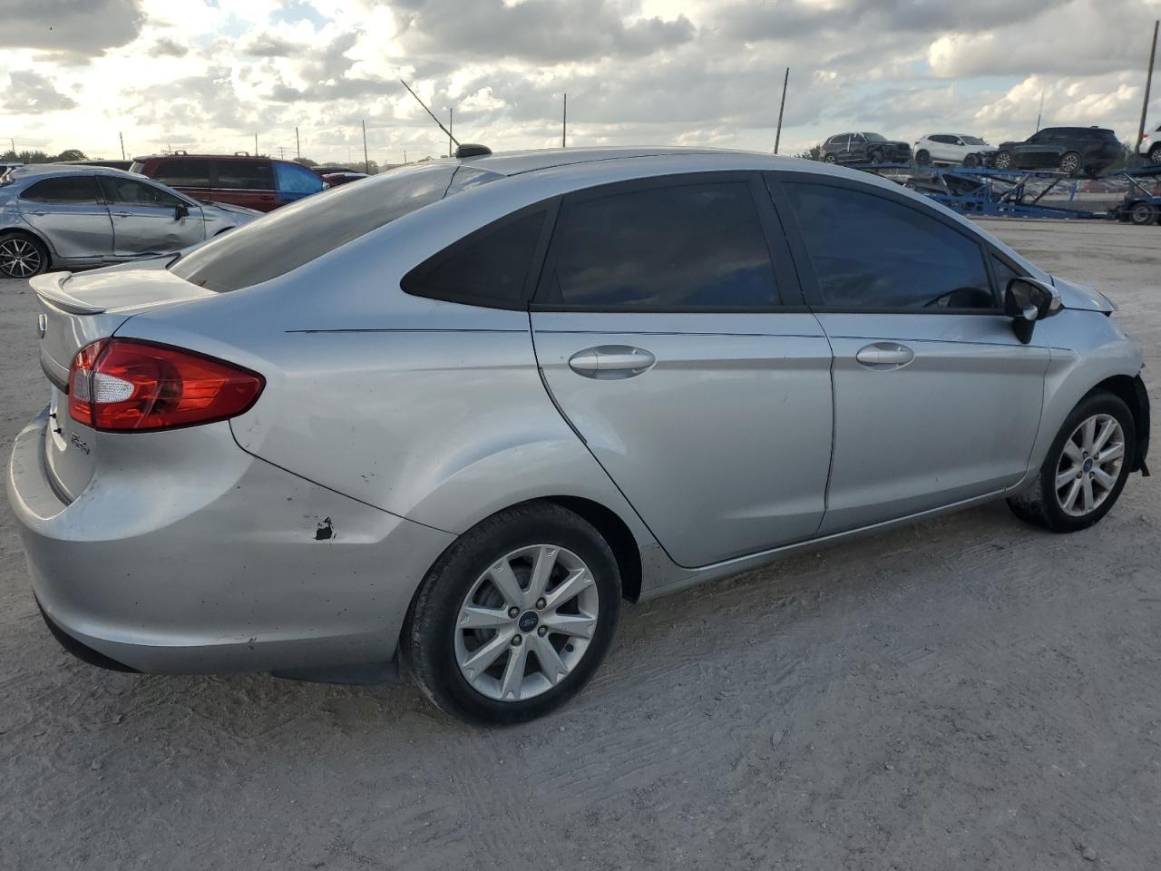 2013 FORD FIESTA SE - Фото 3