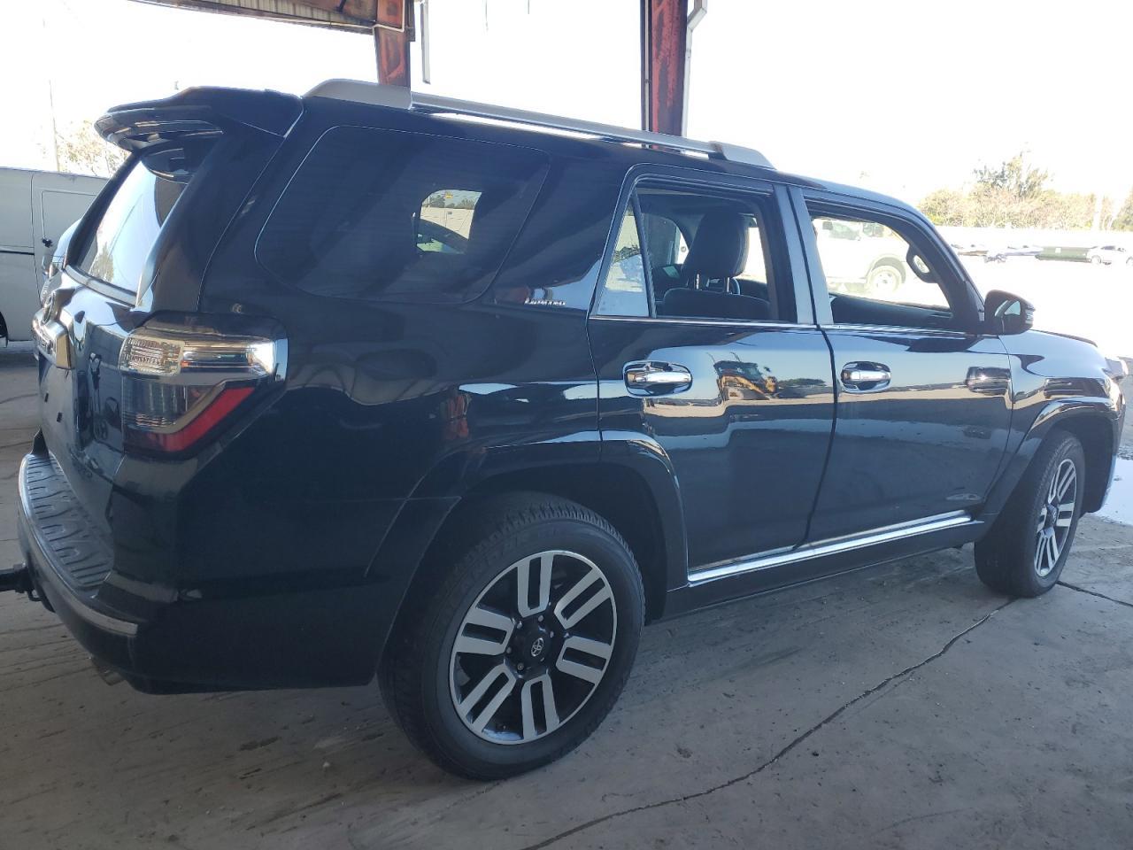2017 TOYOTA 4RUNNER SR - Image 3