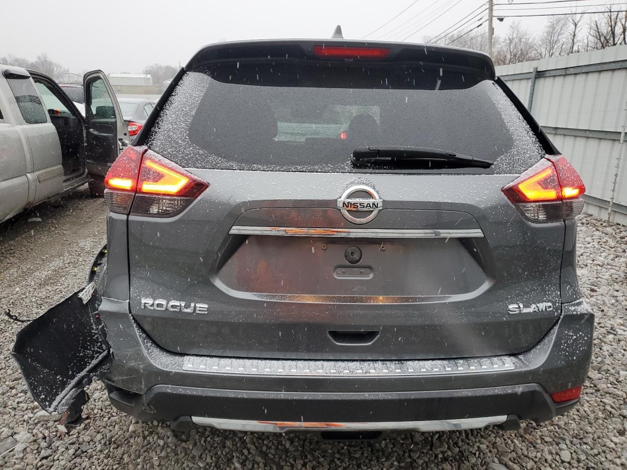 2017 NISSAN ROGUE SV - Image 6