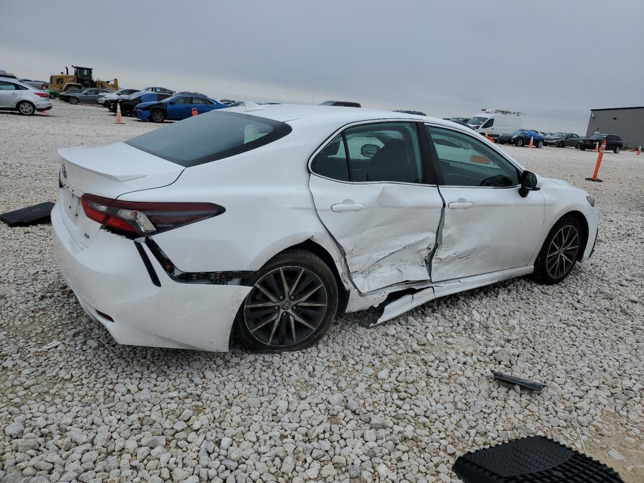 2021 TOYOTA CAMRY SE - Фото 3