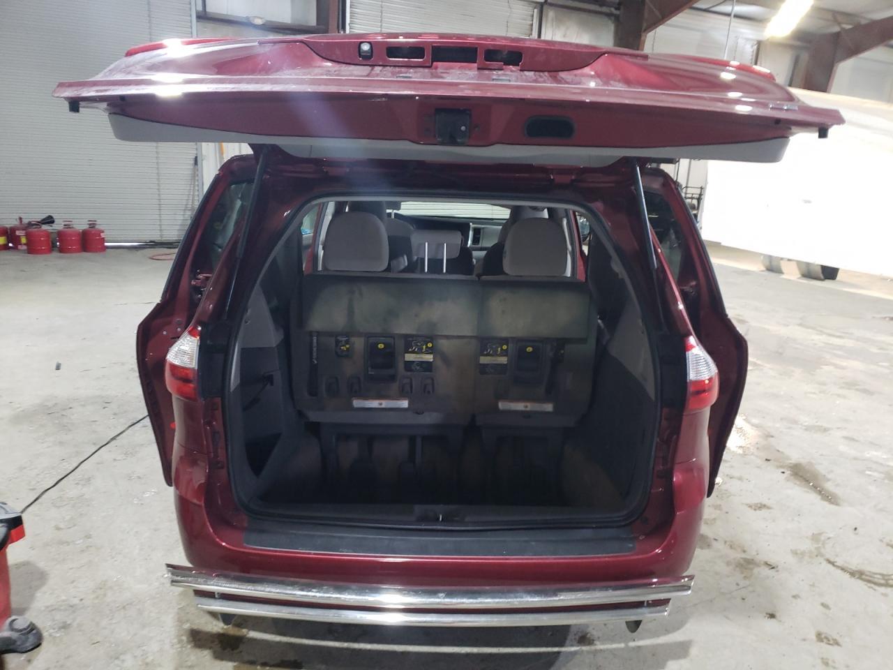 2015 TOYOTA SIENNA LE - Фото 6