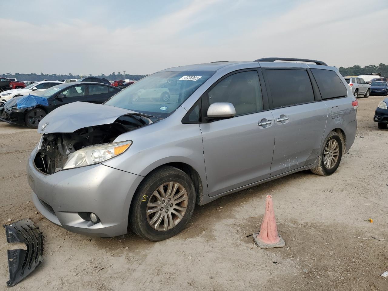 2013 TOYOTA SIENNA XLE