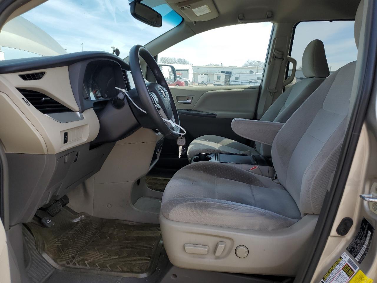 2015 TOYOTA SIENNA LE - Фото 7