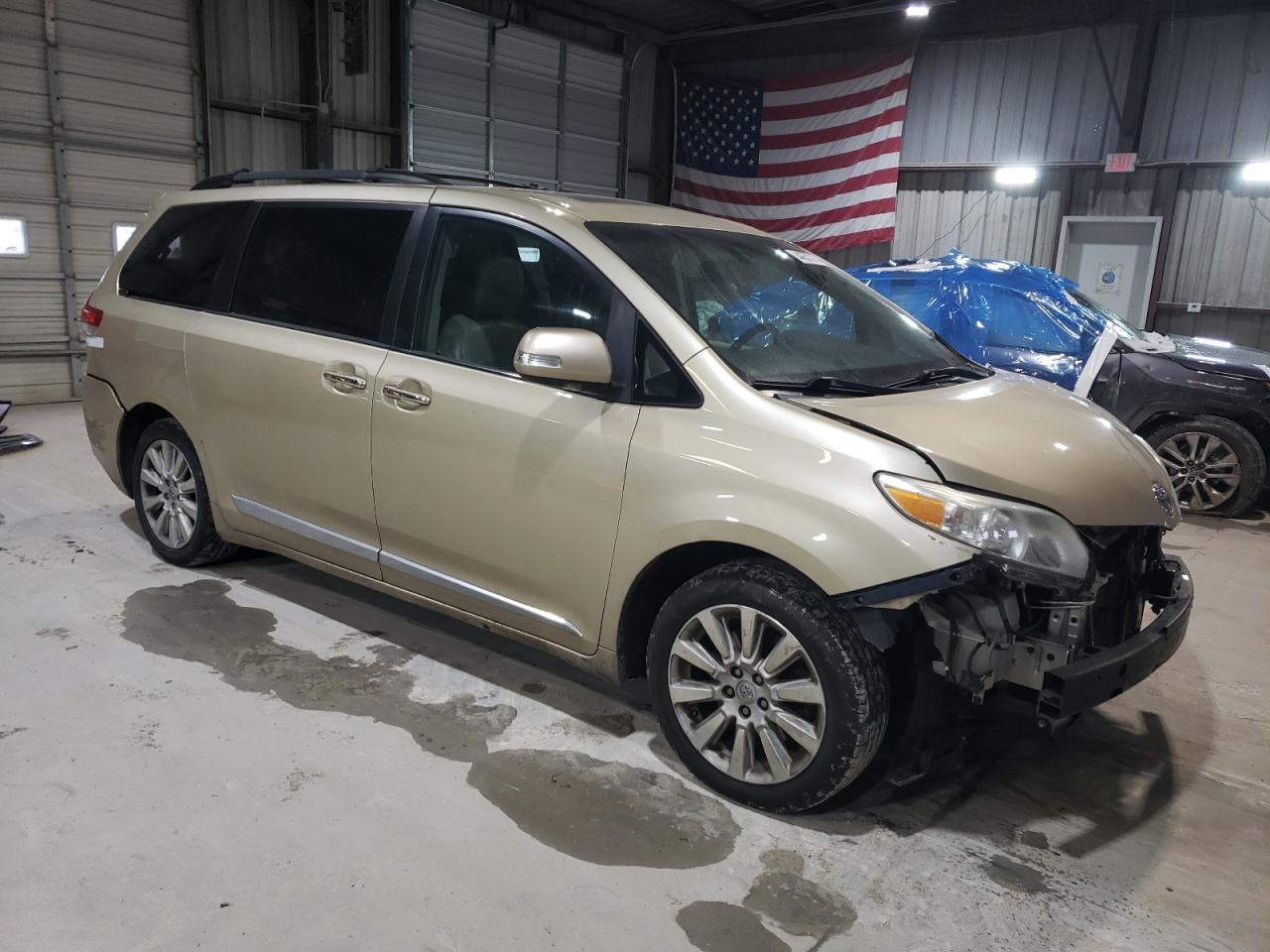 2013 TOYOTA SIENNA XLE - Image 4