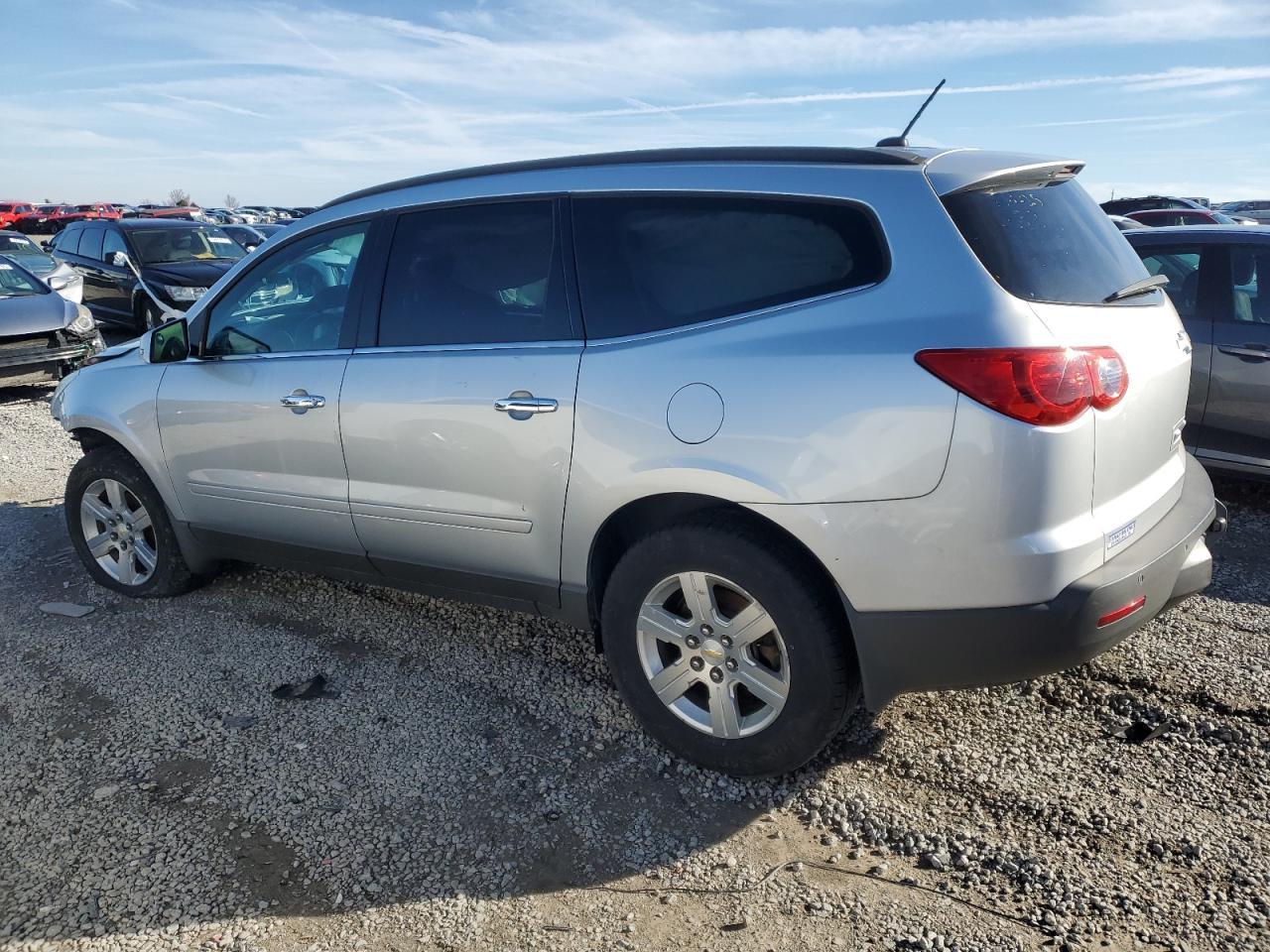 2012 CHEVROLET TRAVERSE L - Image 2