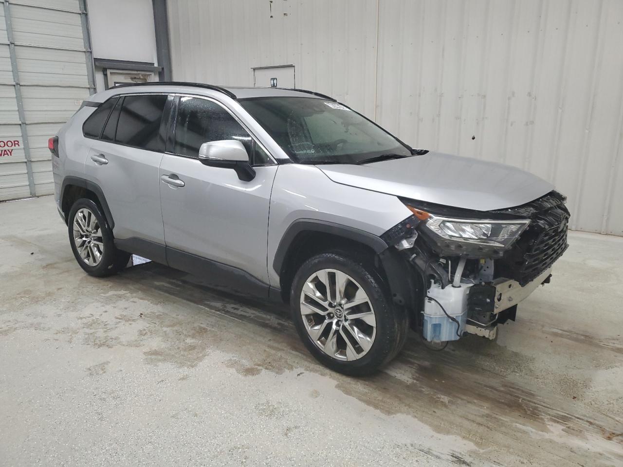 2019 TOYOTA RAV4 XLE P - Фото 4