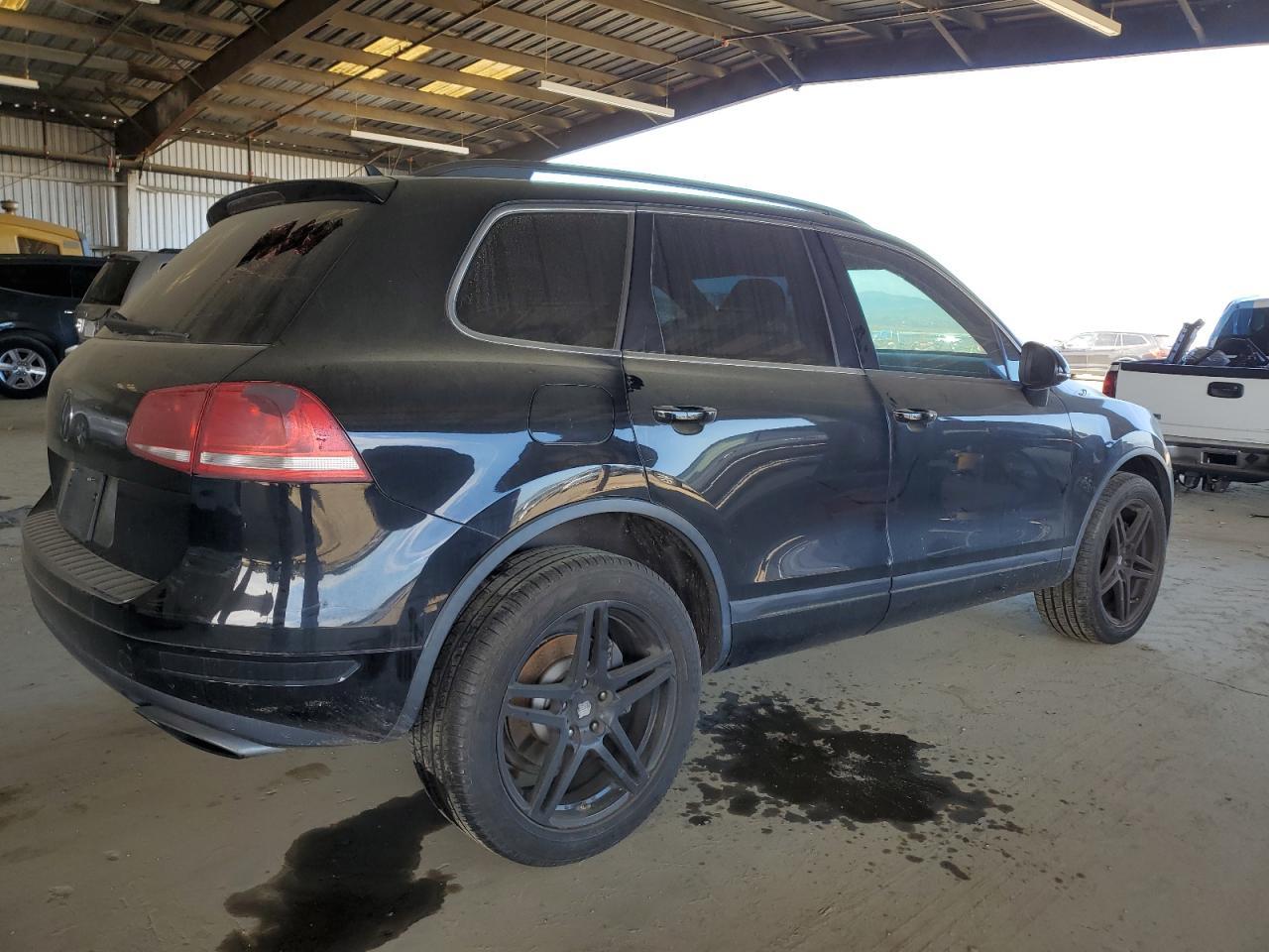 2011 VOLKSWAGEN TOUAREG V6 - Image 3