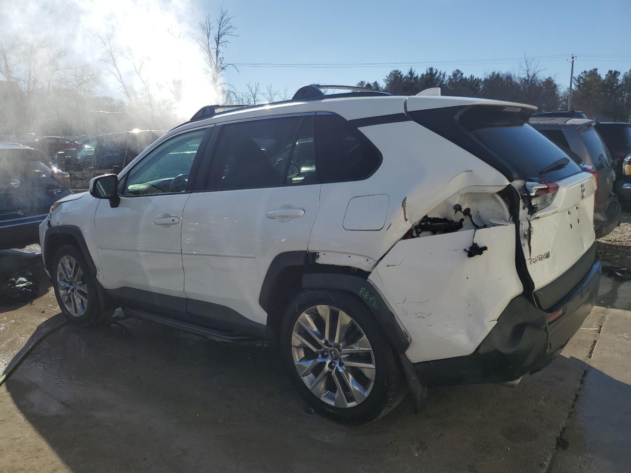 2019 TOYOTA RAV4 XLE P - Фото 2