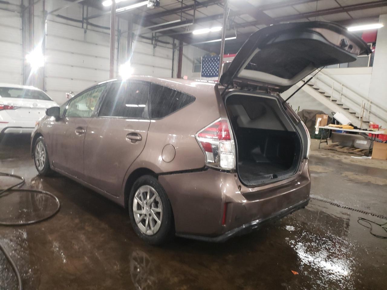 2017 TOYOTA PRIUS V - Фото 2