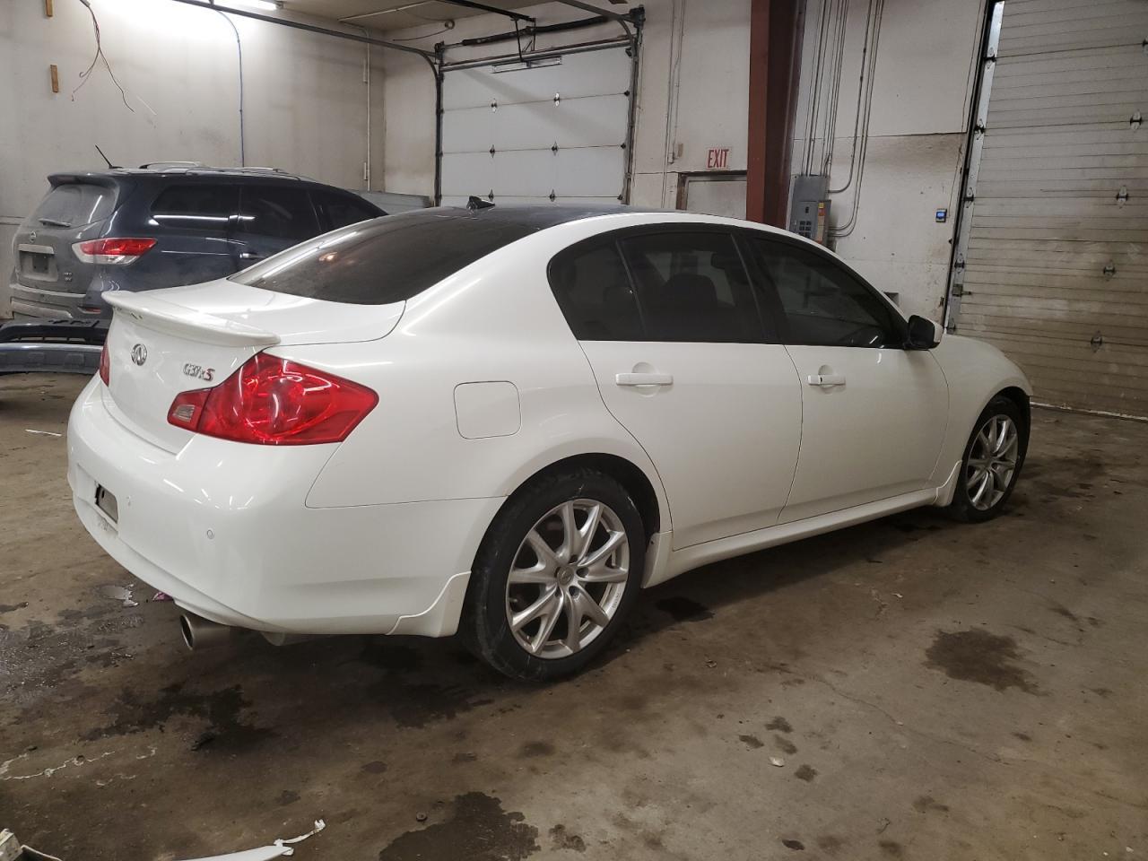 2011 INFINITI G37 - Image 3