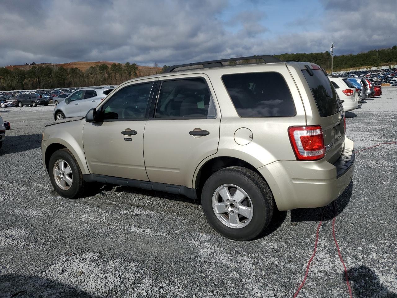 2010 FORD ESCAPE XLT - Image 2