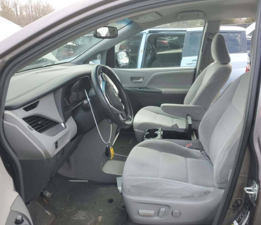 2015 TOYOTA SIENNA LE - Фото 7