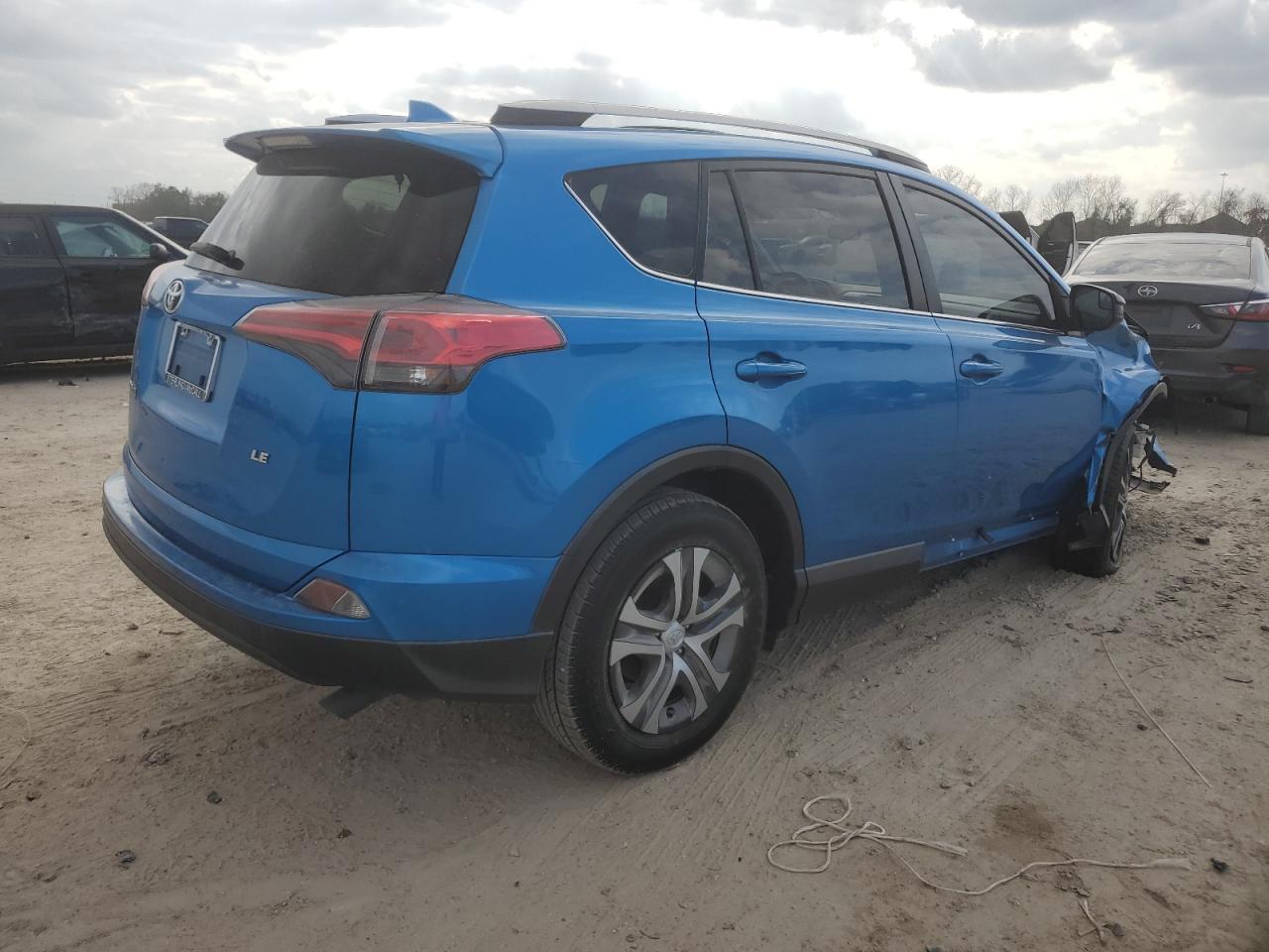 2017 TOYOTA RAV4 LE - Фото 3