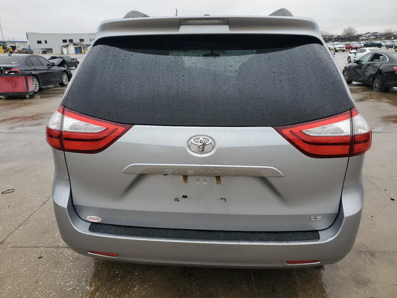 2015 TOYOTA SIENNA LE - Фото 6