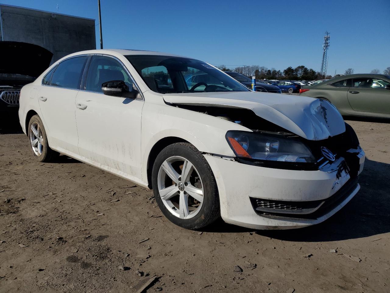 2013 VOLKSWAGEN PASSAT SE - Image 4
