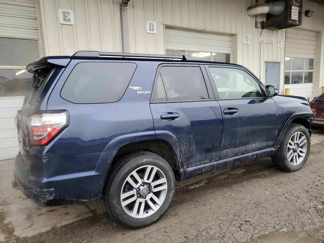 2022 TOYOTA 4RUNNER SR - Фото 3