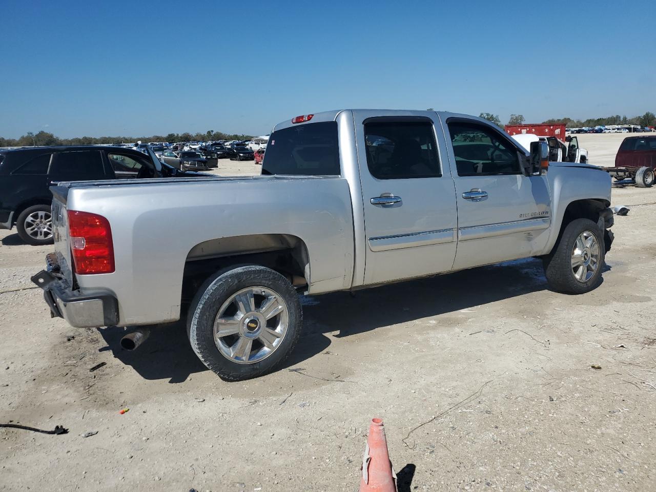 2013 CHEVROLET SILVERADO - Фото 3