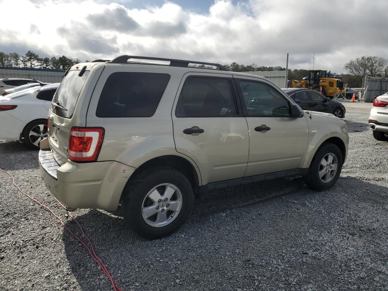 2010 FORD ESCAPE XLT - Image 3