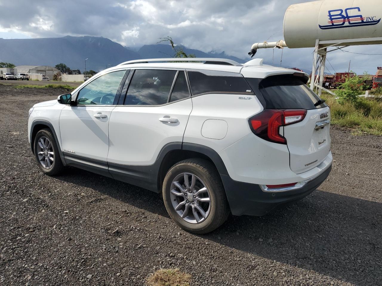 2023 GMC TERRAIN SL - Image 2