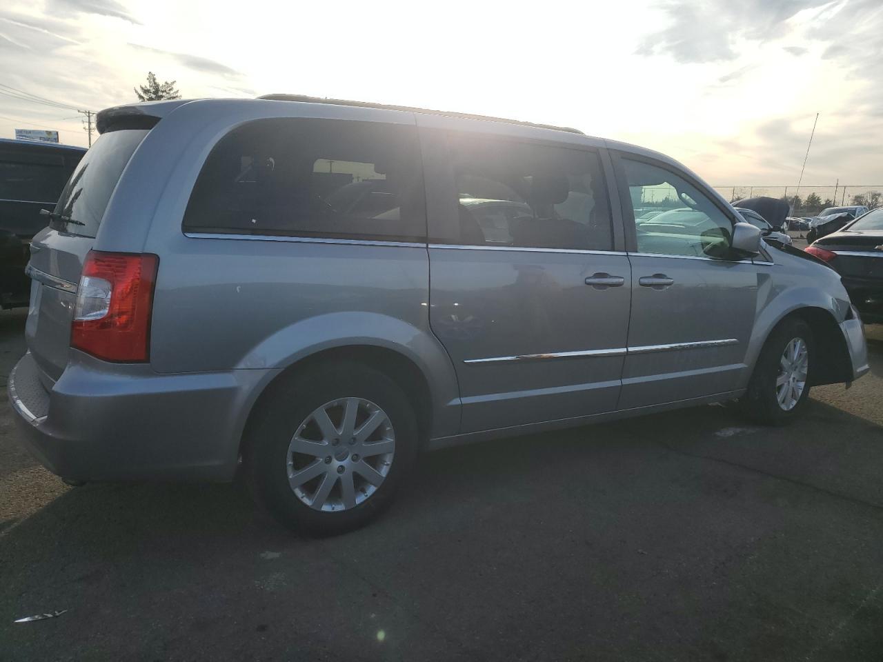 2014 CHRYSLER TOWN & COU - Image 3