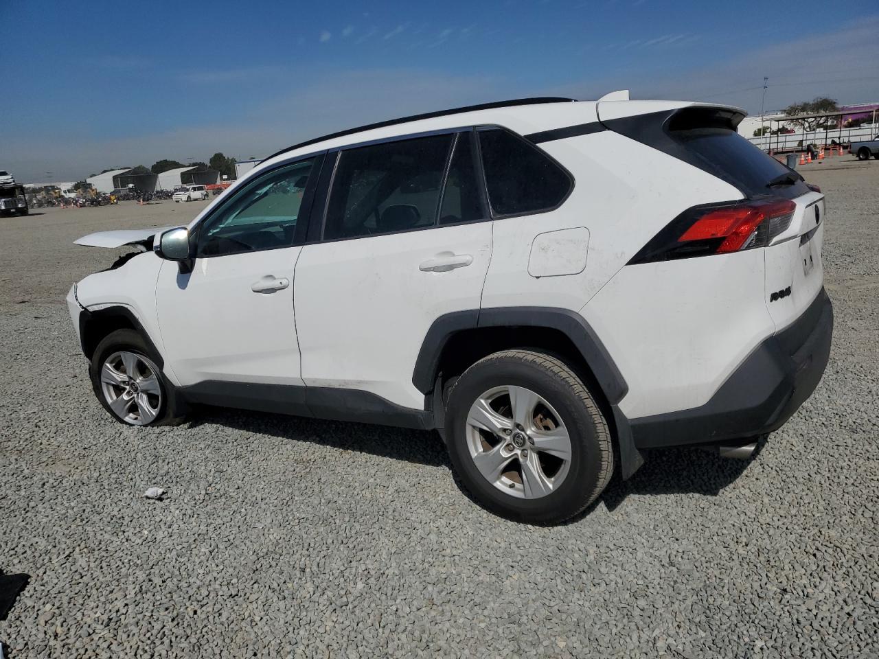 2020 TOYOTA RAV4 XLE - Фото 2