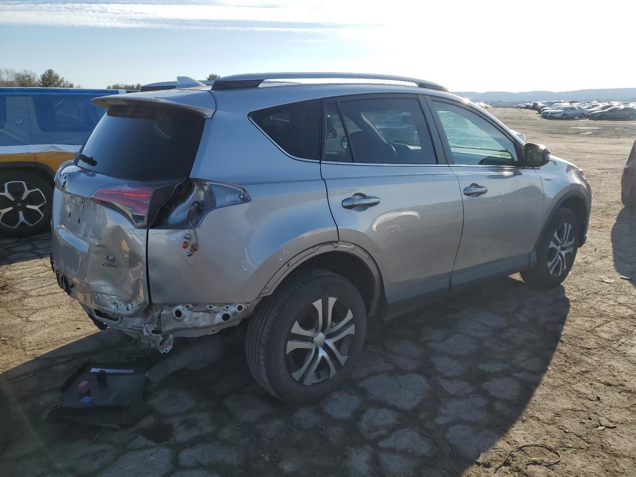 2017 TOYOTA RAV4 LE - Фото 3