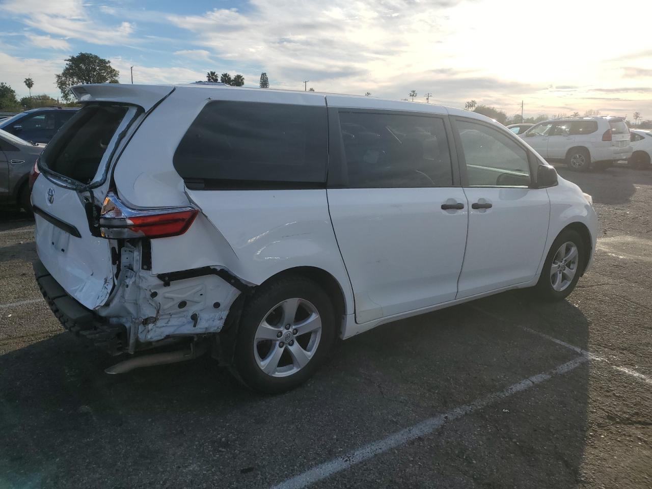 2015 TOYOTA SIENNA - Фото 3