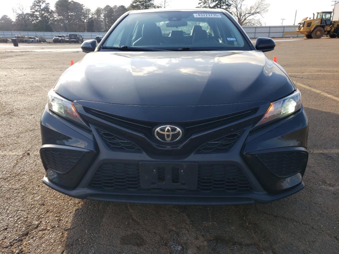 2021 TOYOTA CAMRY SE - Фото 5