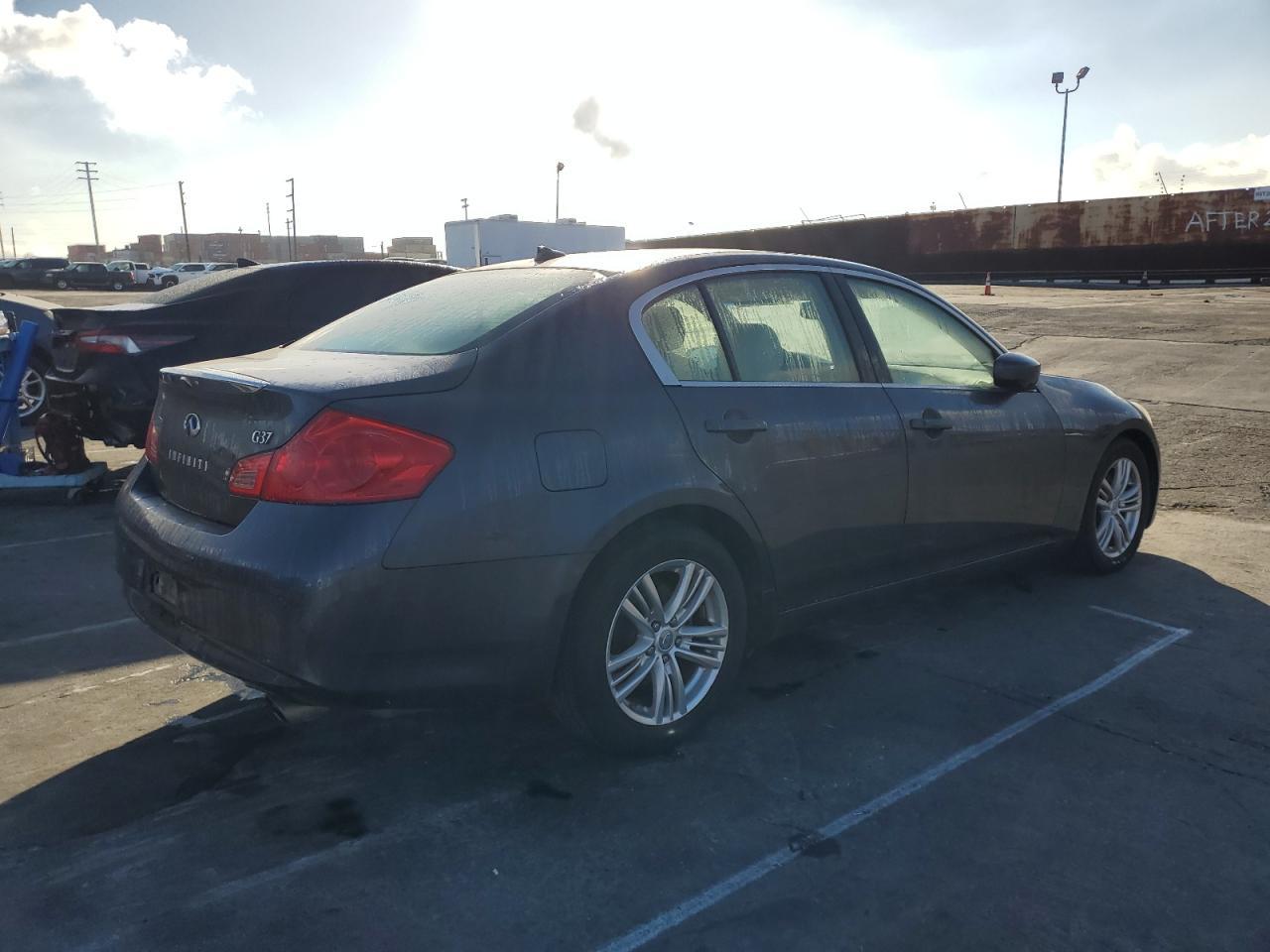 2011 INFINITI G37 BASE - Фото 3