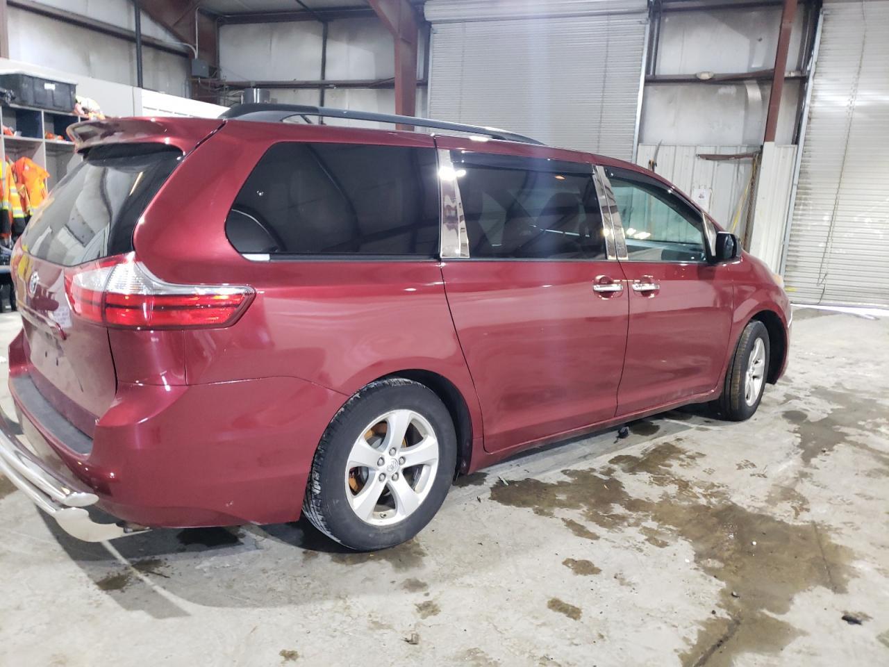 2015 TOYOTA SIENNA LE - Фото 3