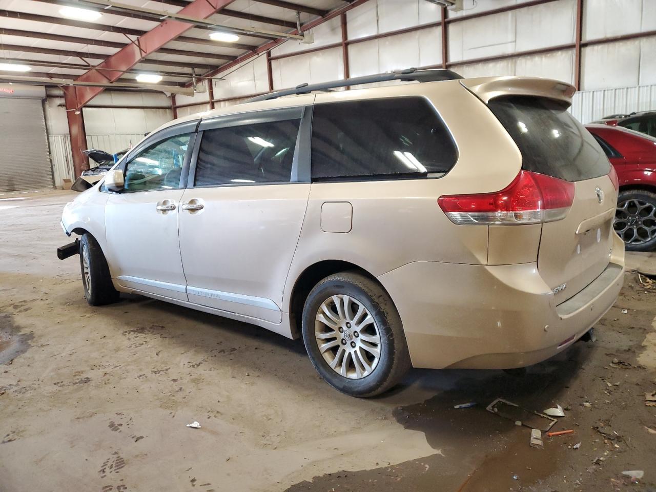 2011 TOYOTA SIENNA XLE - Фото 2
