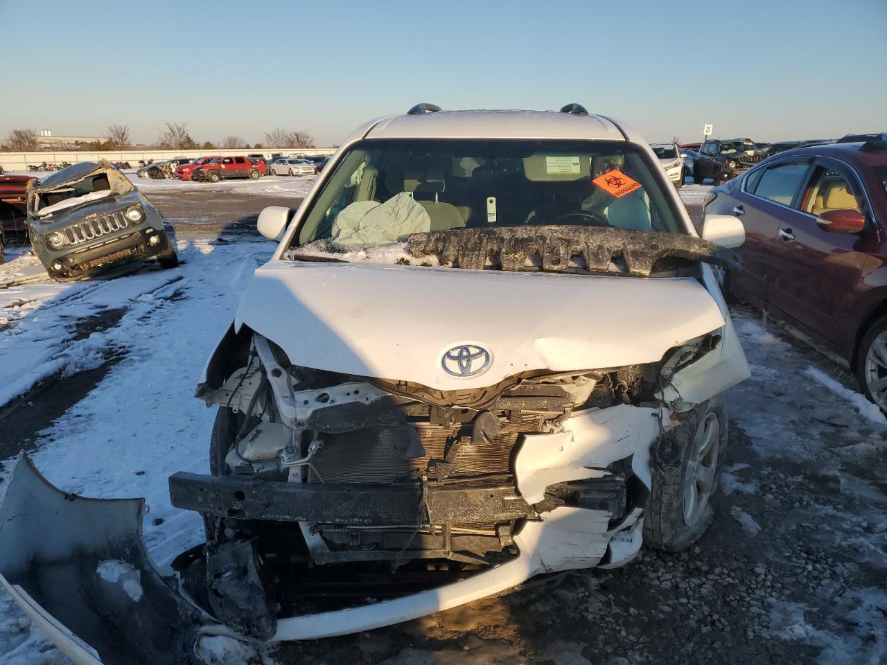 2015 TOYOTA SIENNA LE - Фото 5