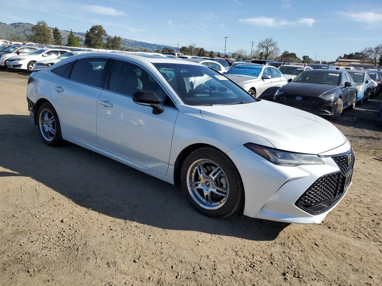 2019 TOYOTA AVALON XLE - Image 4