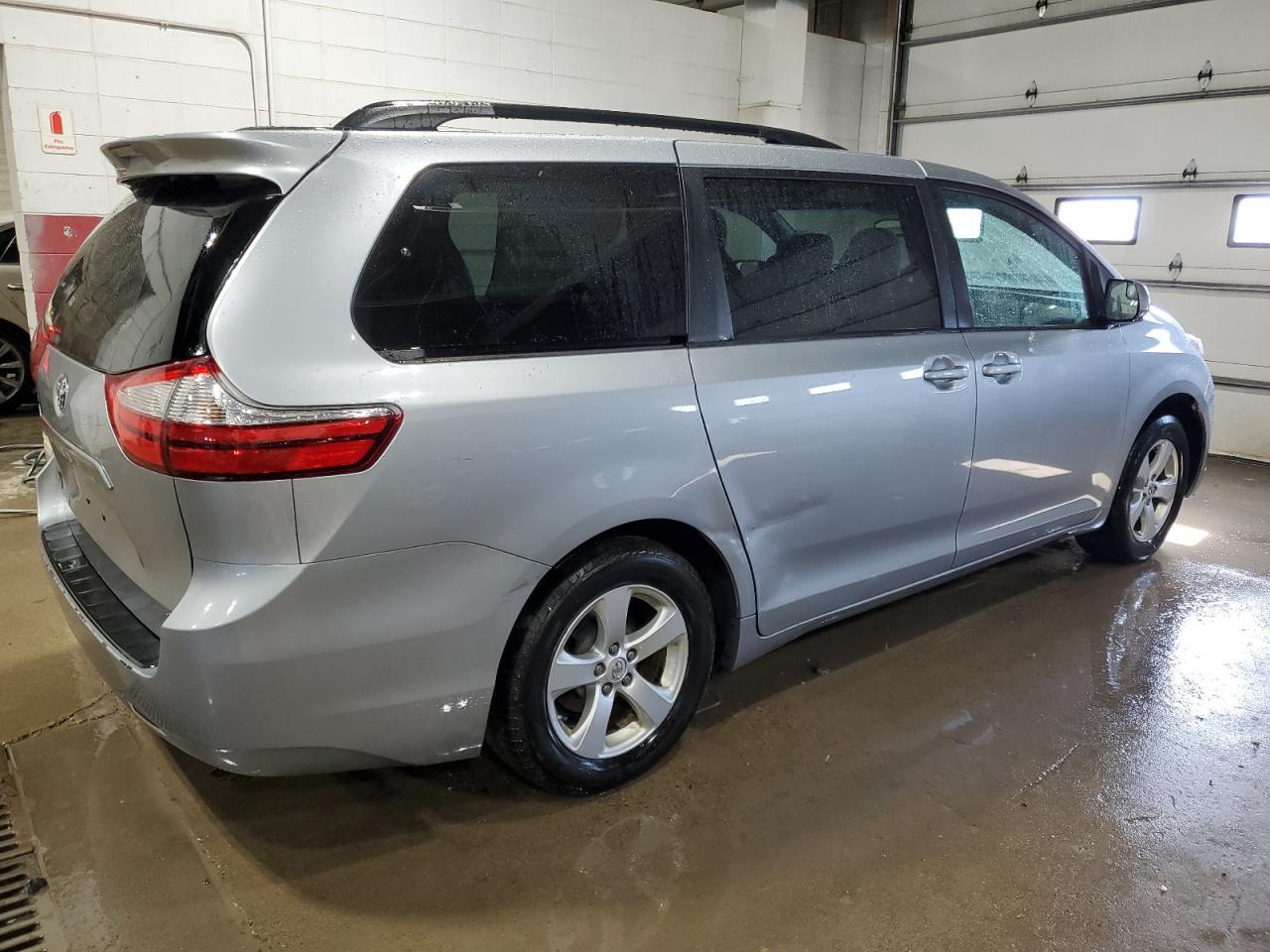 2015 TOYOTA SIENNA LE - Image 3