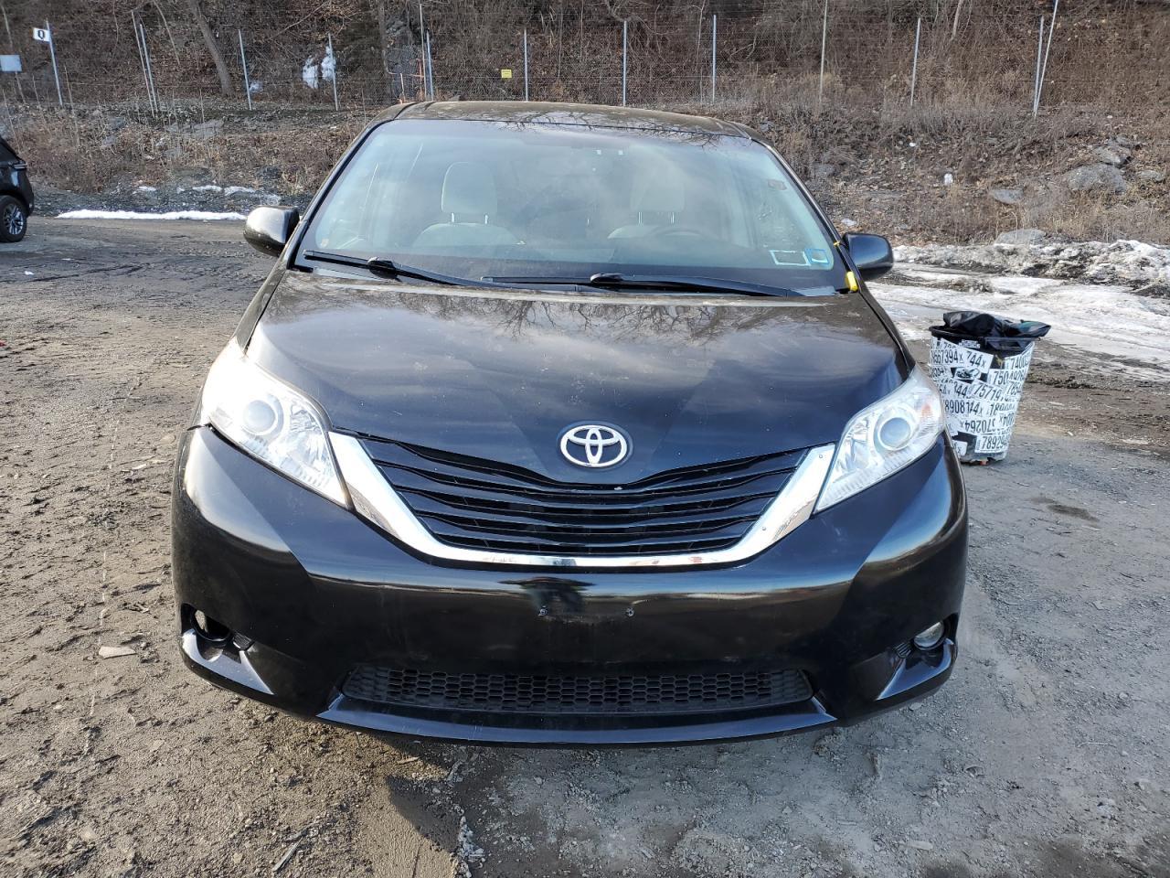 2015 TOYOTA SIENNA LE - Image 5