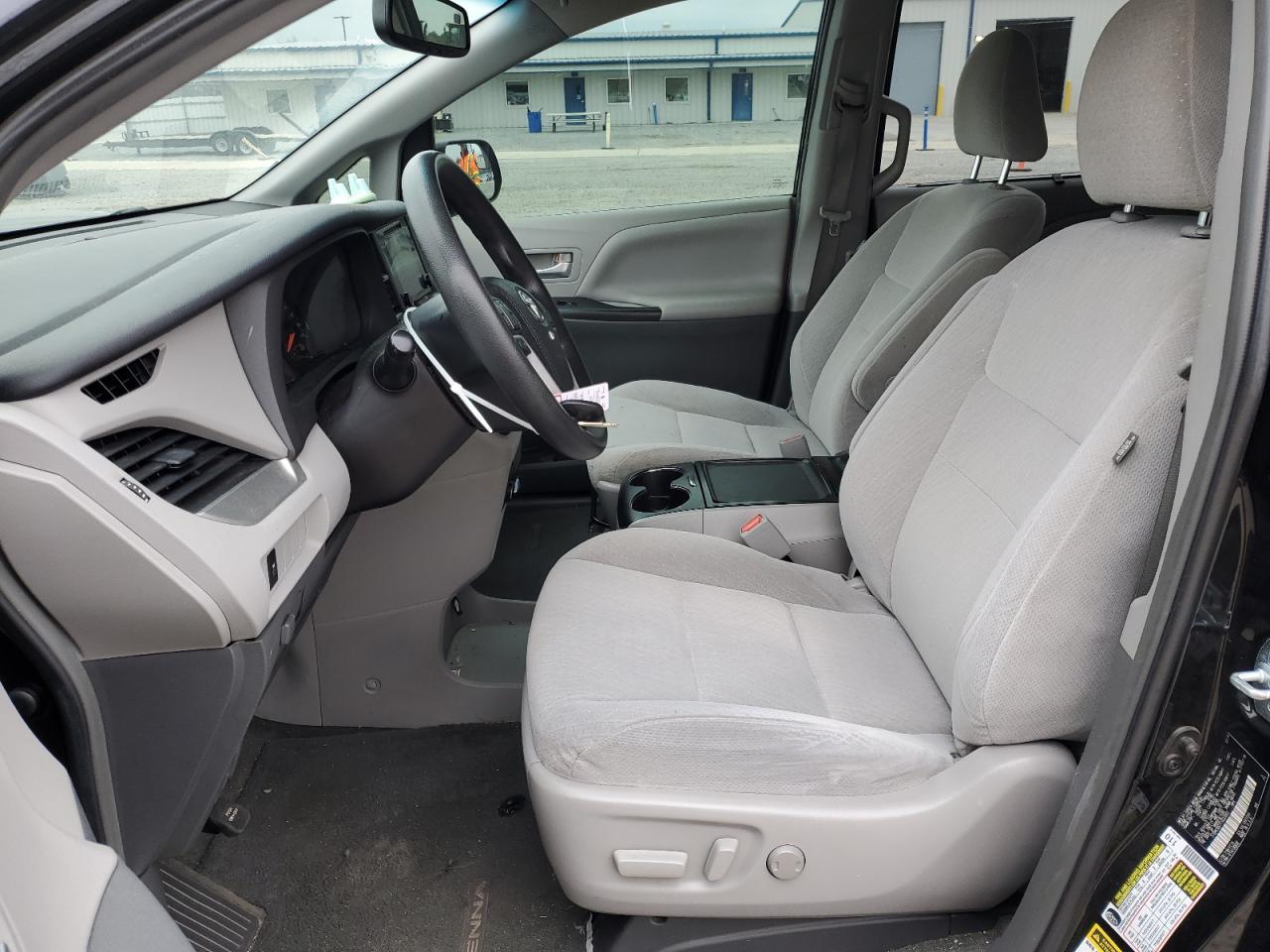 2015 TOYOTA SIENNA LE - Фото 7