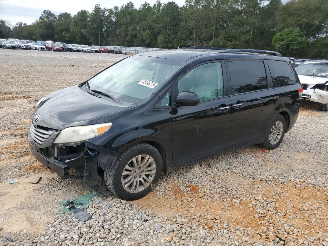 2013 TOYOTA SIENNA XLE