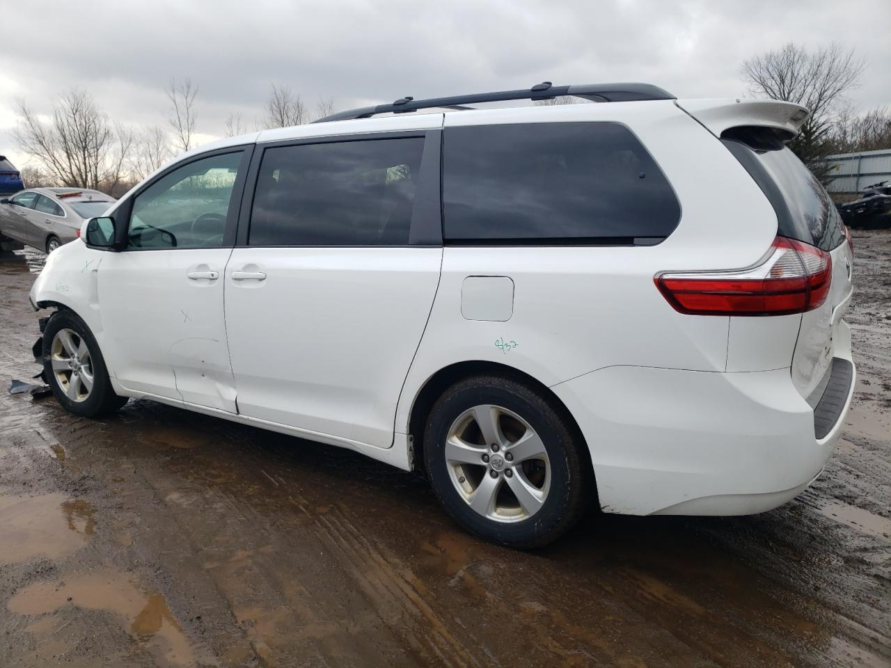 2015 TOYOTA SIENNA LE - Image 2