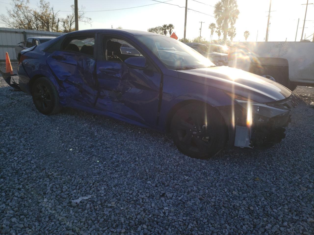 2023 HYUNDAI ELANTRA SE - Фото 4