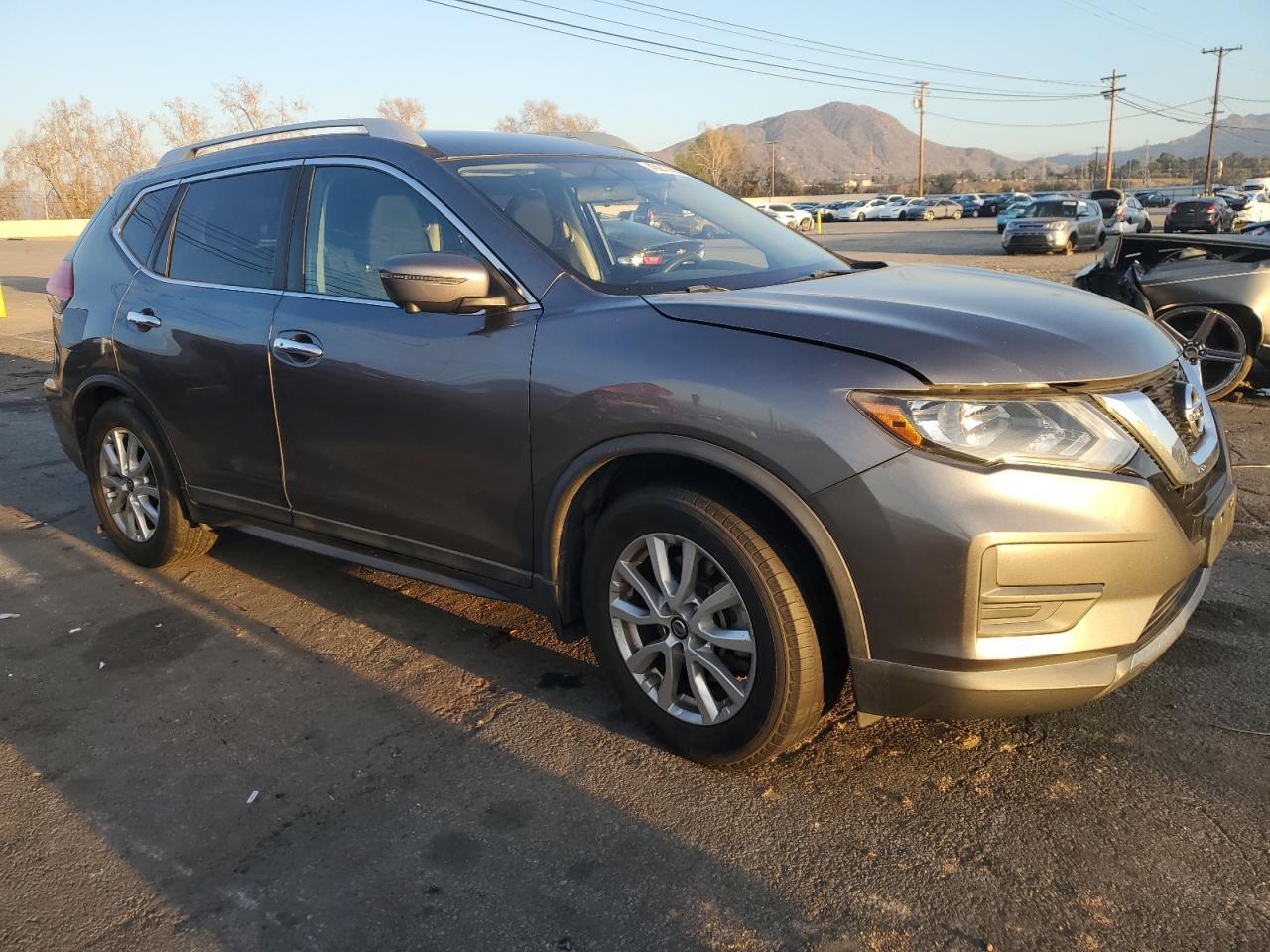 2017 NISSAN ROGUE SV - Image 4