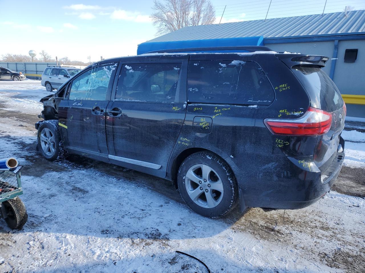 2015 TOYOTA SIENNA LE - Фото 2