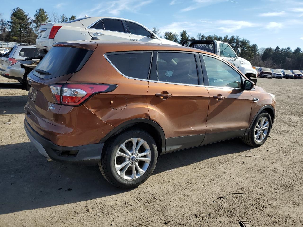 2017 FORD ESCAPE SE - Image 3