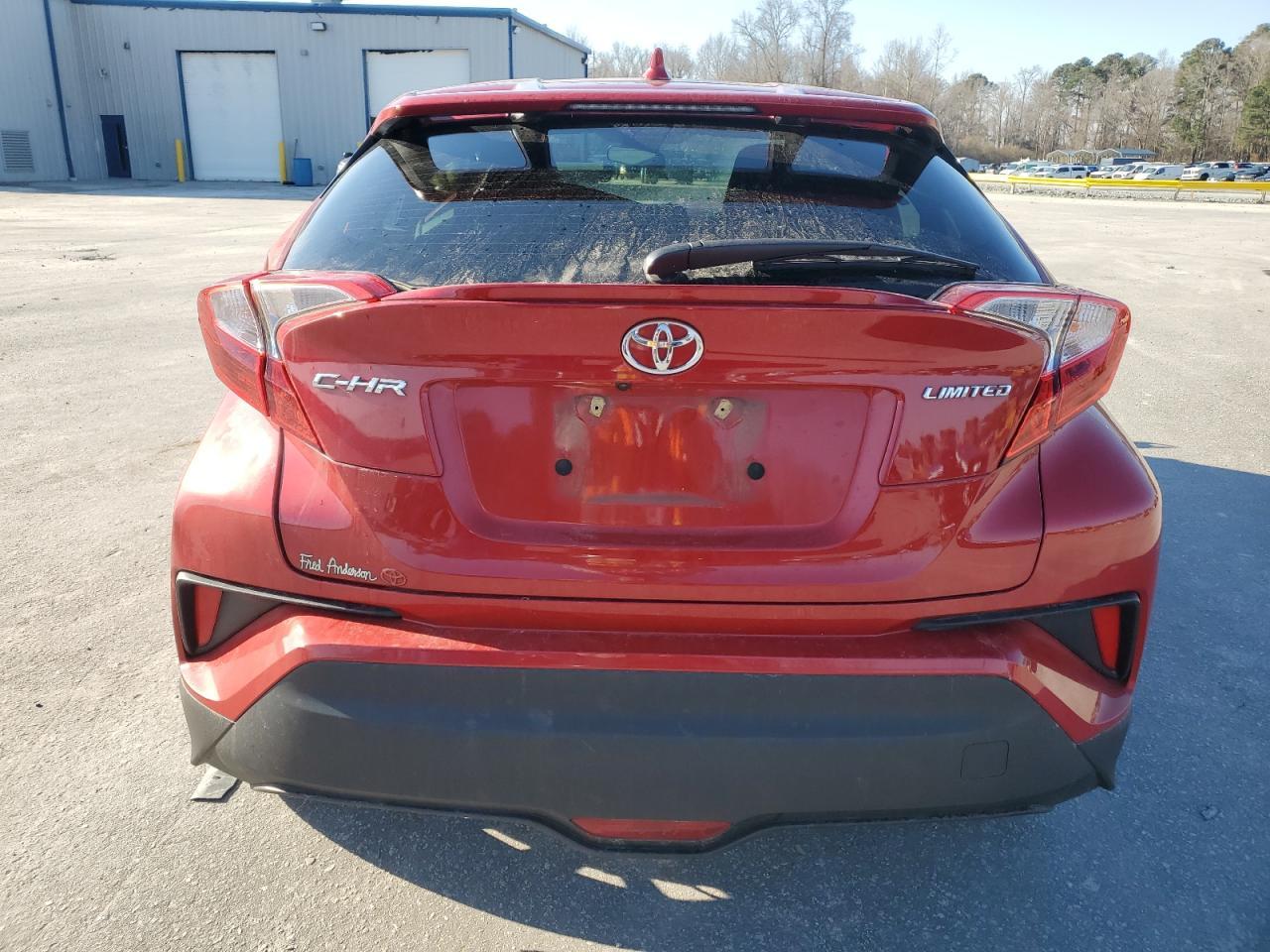 2022 TOYOTA C-HR XLE - Image 6