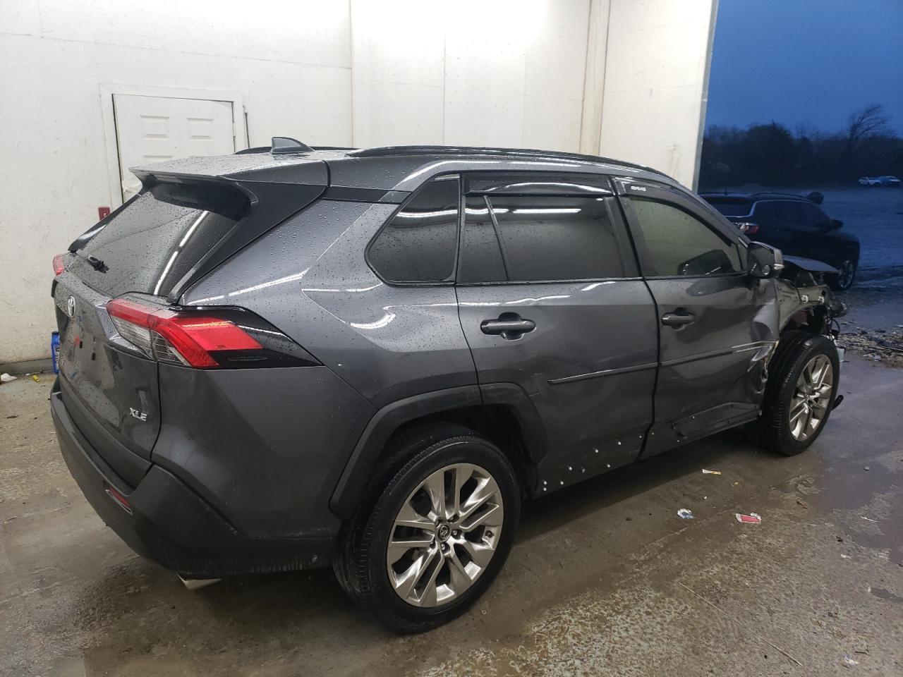 2019 TOYOTA RAV4 XLE P - Фото 3